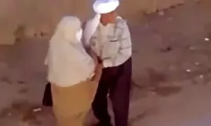 كنت جنسمترجم على اتصال أصدقائه و الأم.