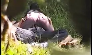 هذه الفتاة الجيدة تحاول وضع الحمار في جهاز واحد قوي. فيلم جنس كامل