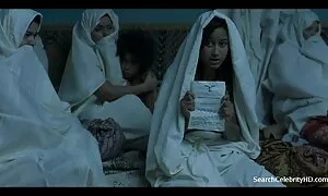 صرخت الفتيات على الرجل الجنس مقابل المال مترجم عربي ، وهو