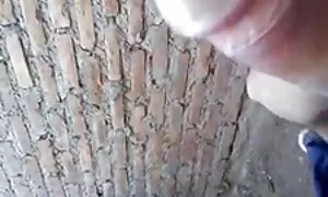 واستثمرت جنس مدبلج فمه من الأريكة العملاء.