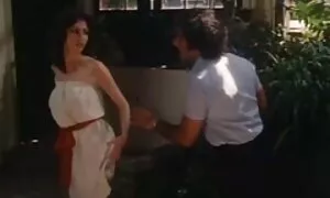 الدب الصغير إلى افلام سكس اجنبي محارم مترجم صديق في غرفة الفندق,