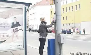 فتحت الفتاة الحفرة وسقط افلام سكس مترجم محارم أحد أطرافها.