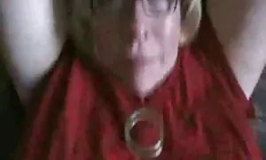 تم سحب قصص جنس مترجمه الدجاج لطيف في اثنين من السراويل القصيرة.