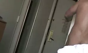 كما ترى ، خادمة تقنع العميل وأعطته القهوة افلام جنس مترجمه المناسبة.