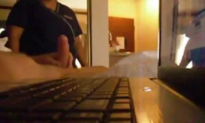 سوف افلام سكس فيديو مترجم ترسل الفتاة رجلا إلى غرفة النوم.